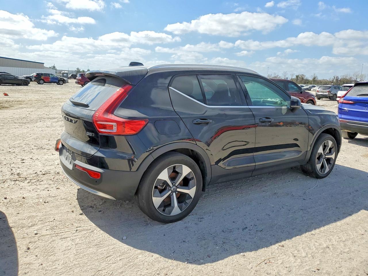 2025 Volvo Xc40 Core - Фото 3