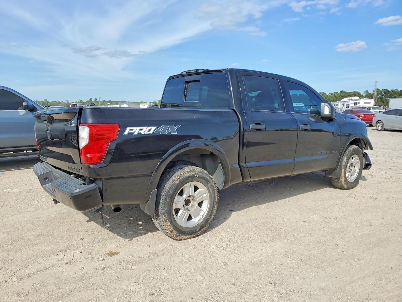 2018 Nissan Titan Pro-4X - Фото 3