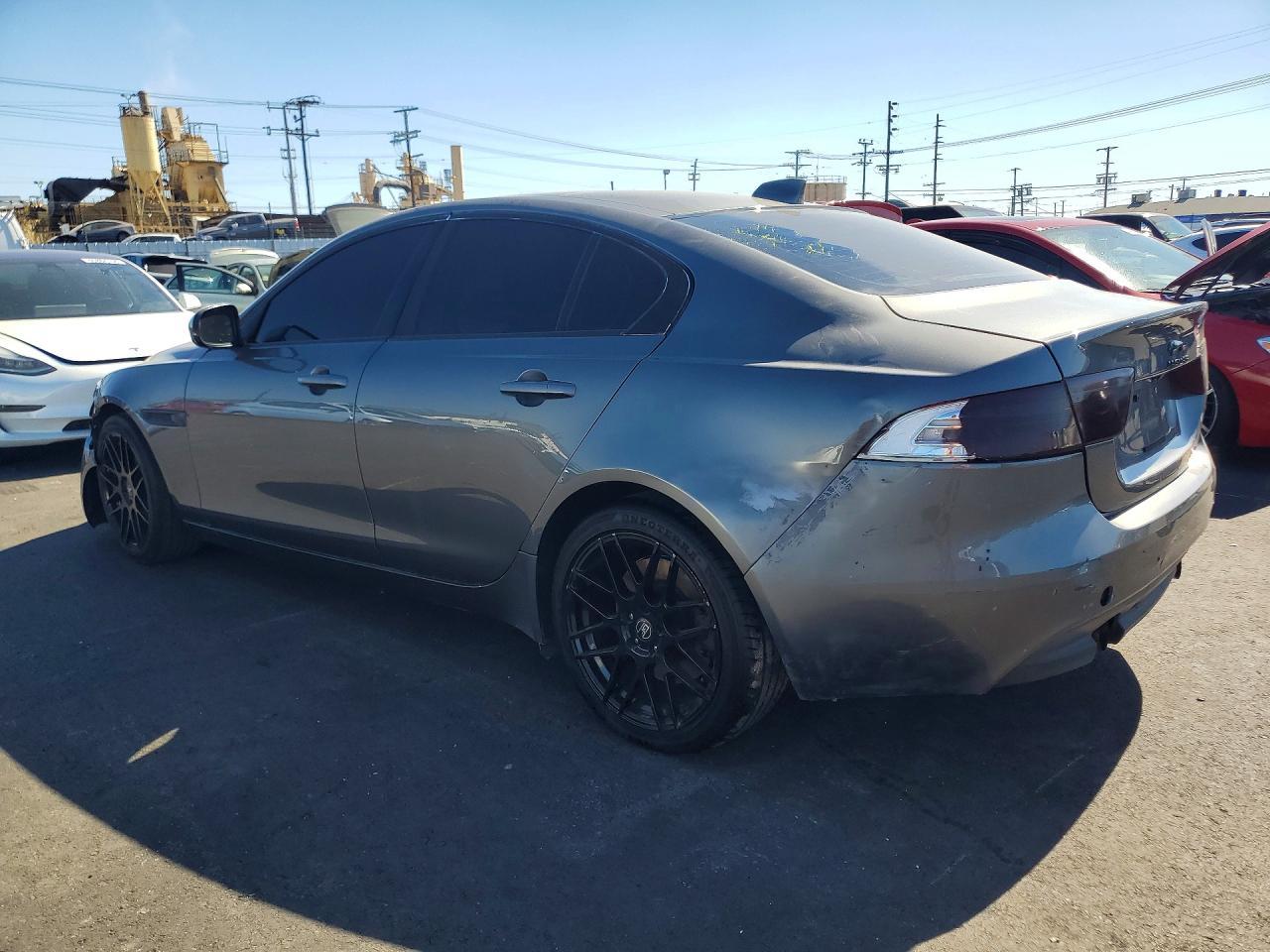 2017 Jaguar Xe Premium - Фото 2