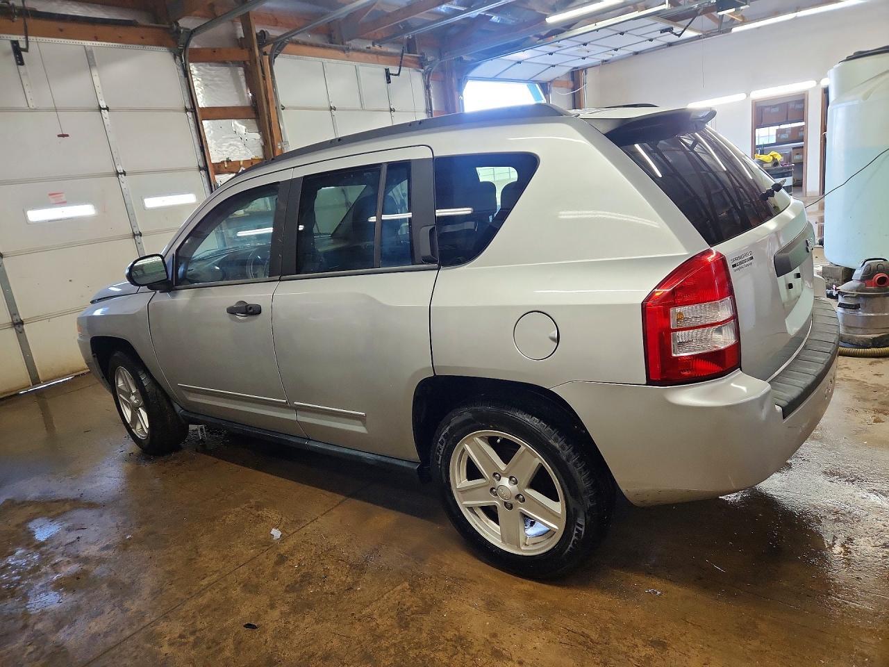 2010 Jeep Compass Sport - Фото 2