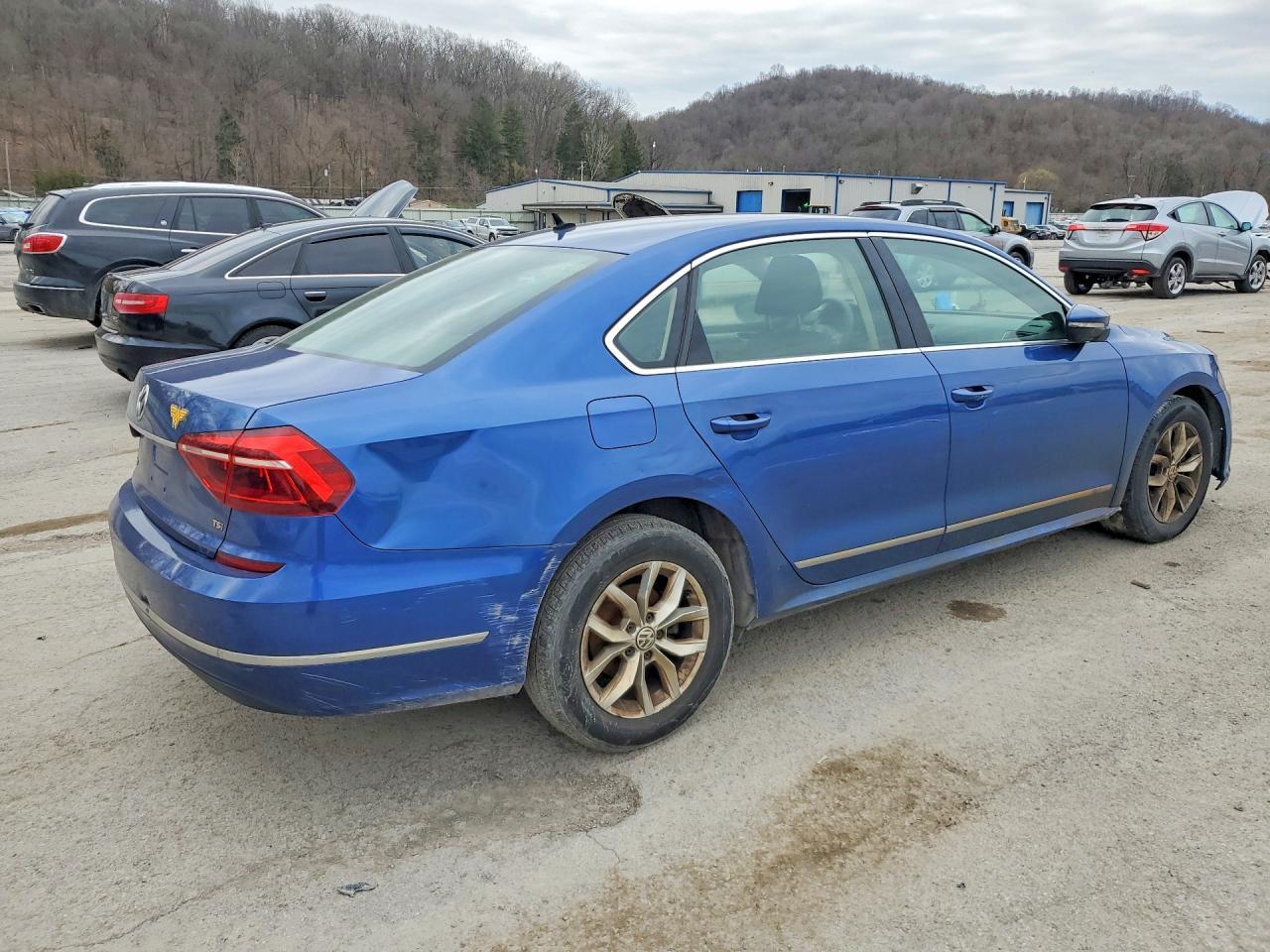 2017 Volkswagen Passat S - Фото 3