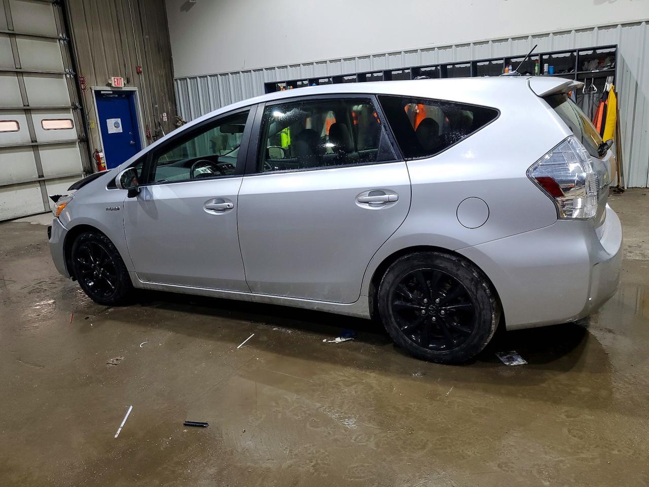 2012 Toyota Prius V Three - Фото 2