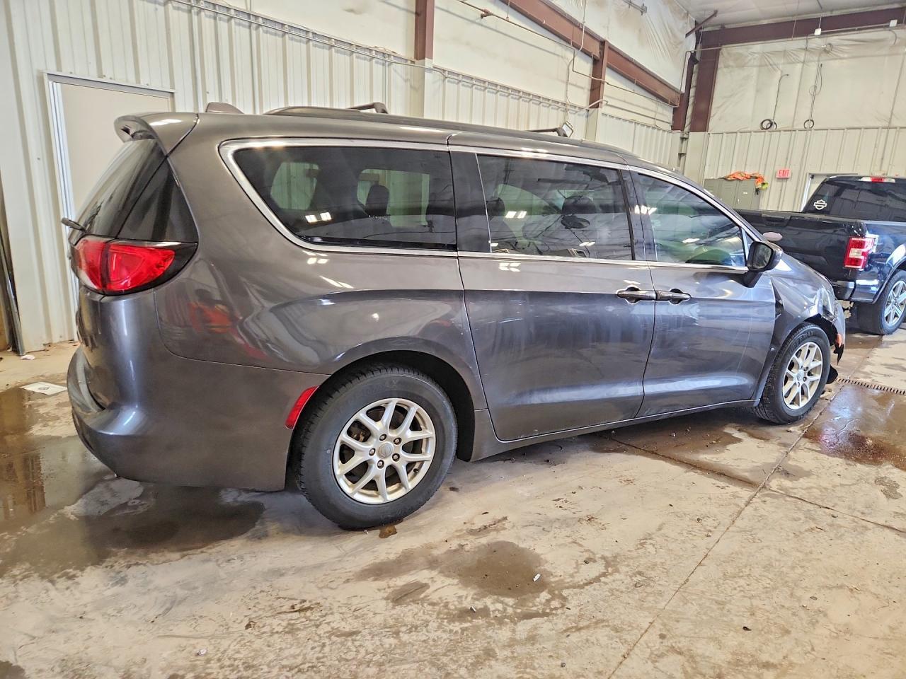 2017 Chrysler Pacifica Touring - Image 3