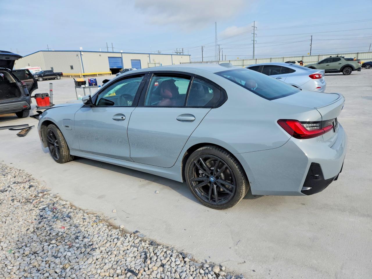 2023 BMW 330E - Фото 2
