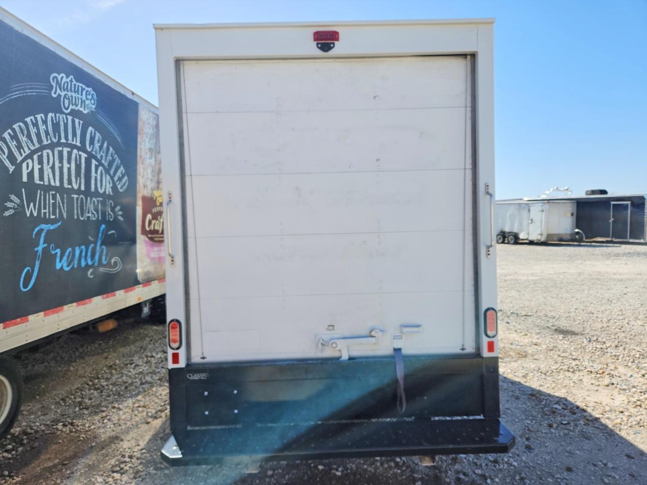 2023 Chevrolet Express G3500 Box Truck - Фото 6