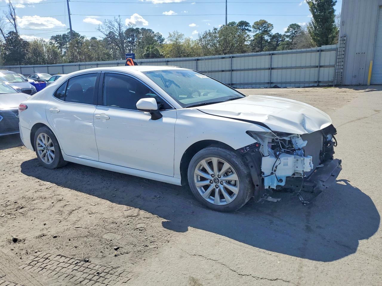 2019 Toyota Camry Le - Фото 4
