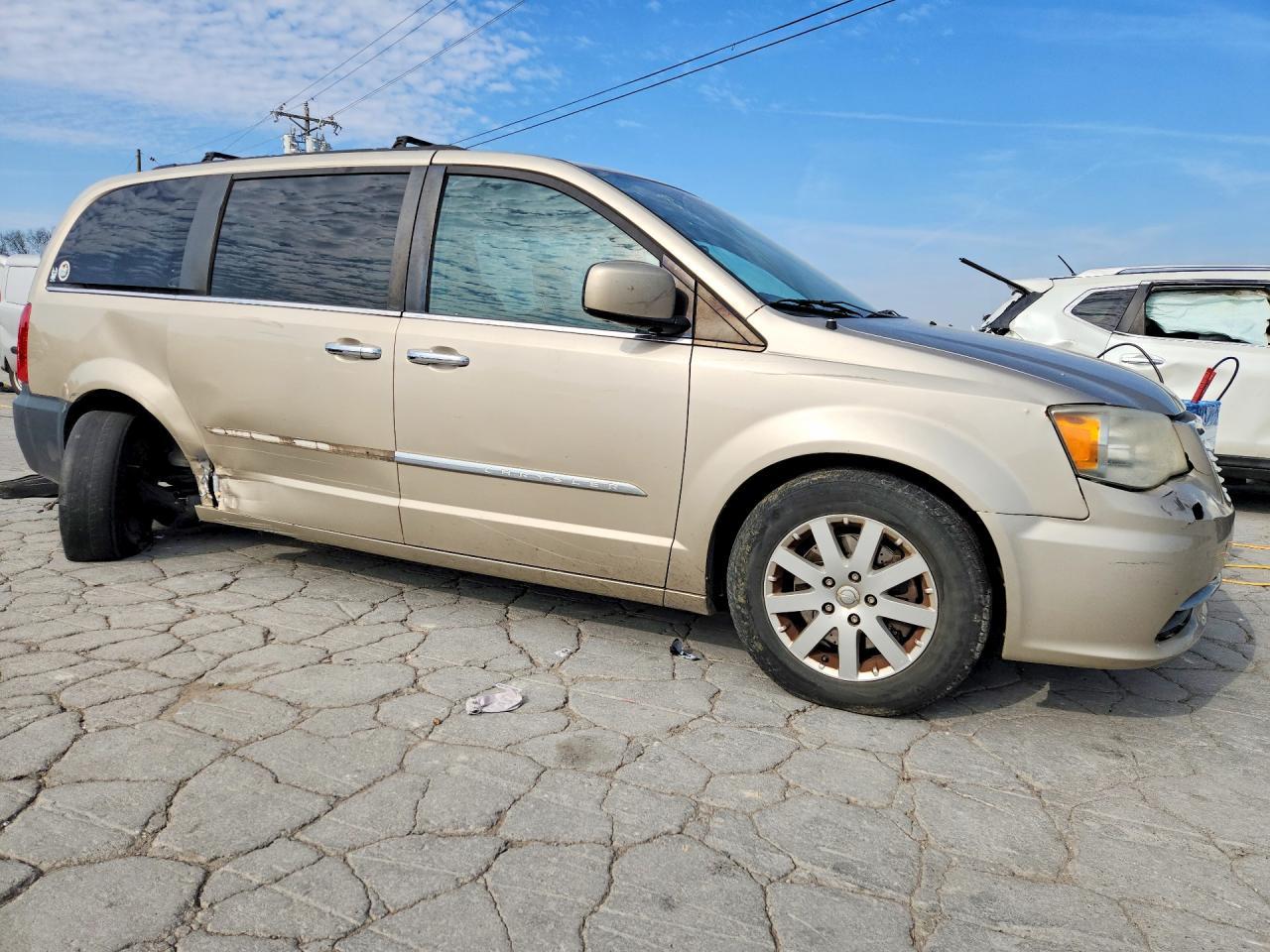 2012 Chrysler Town & Country Touring L - Image 4