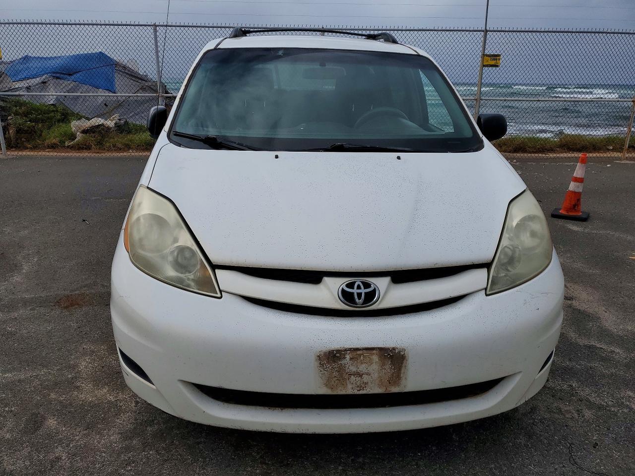 2010 Toyota Sienna Le 7-Passenger - Image 5
