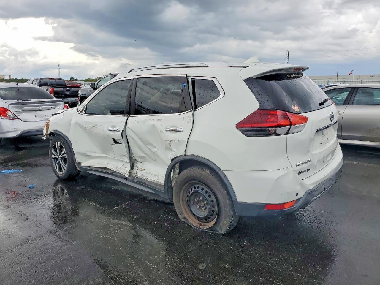 2017 Nissan Rouge - Image 2