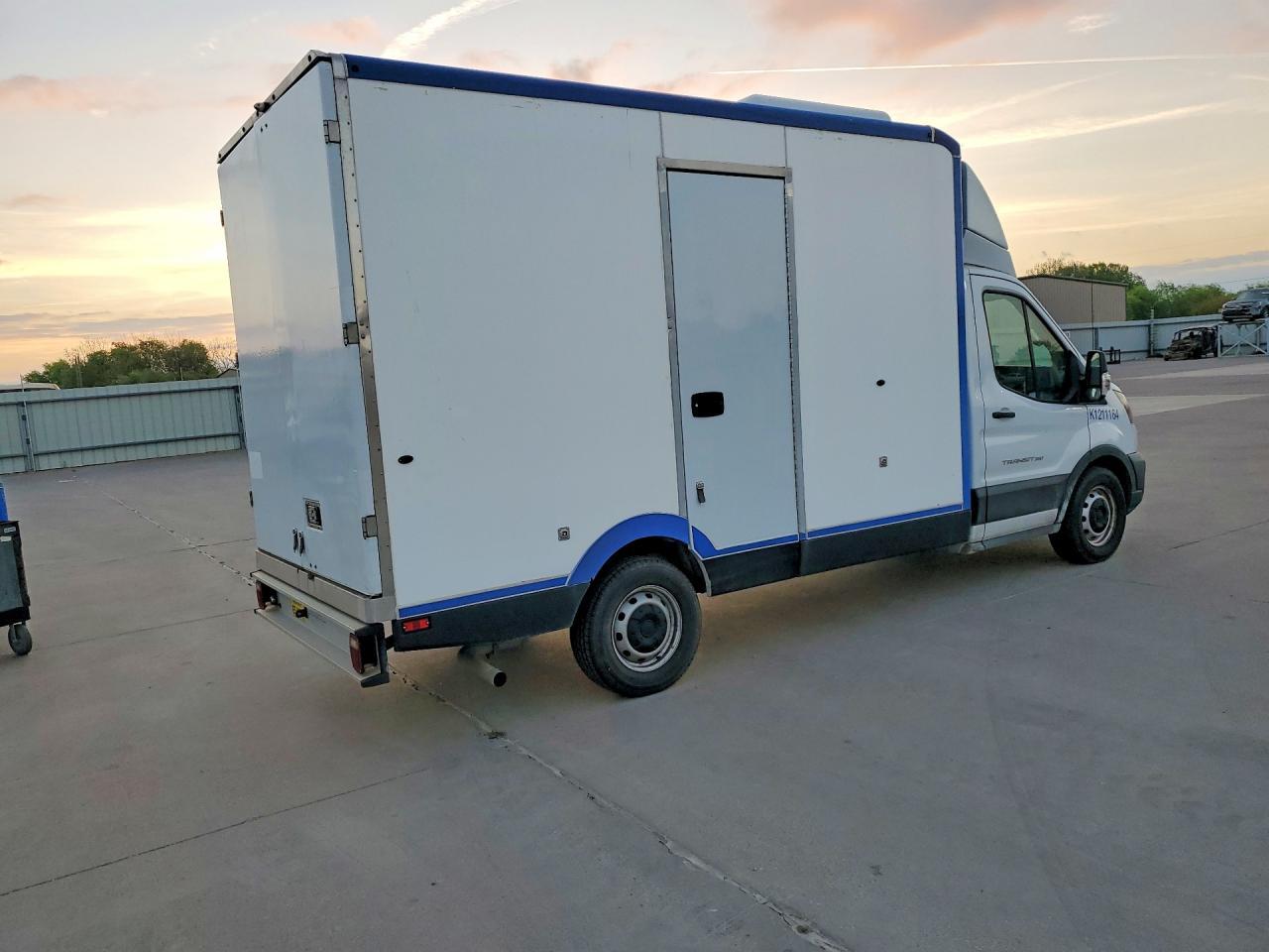 2021 Ford Transit Delivery Truck - Фото 3