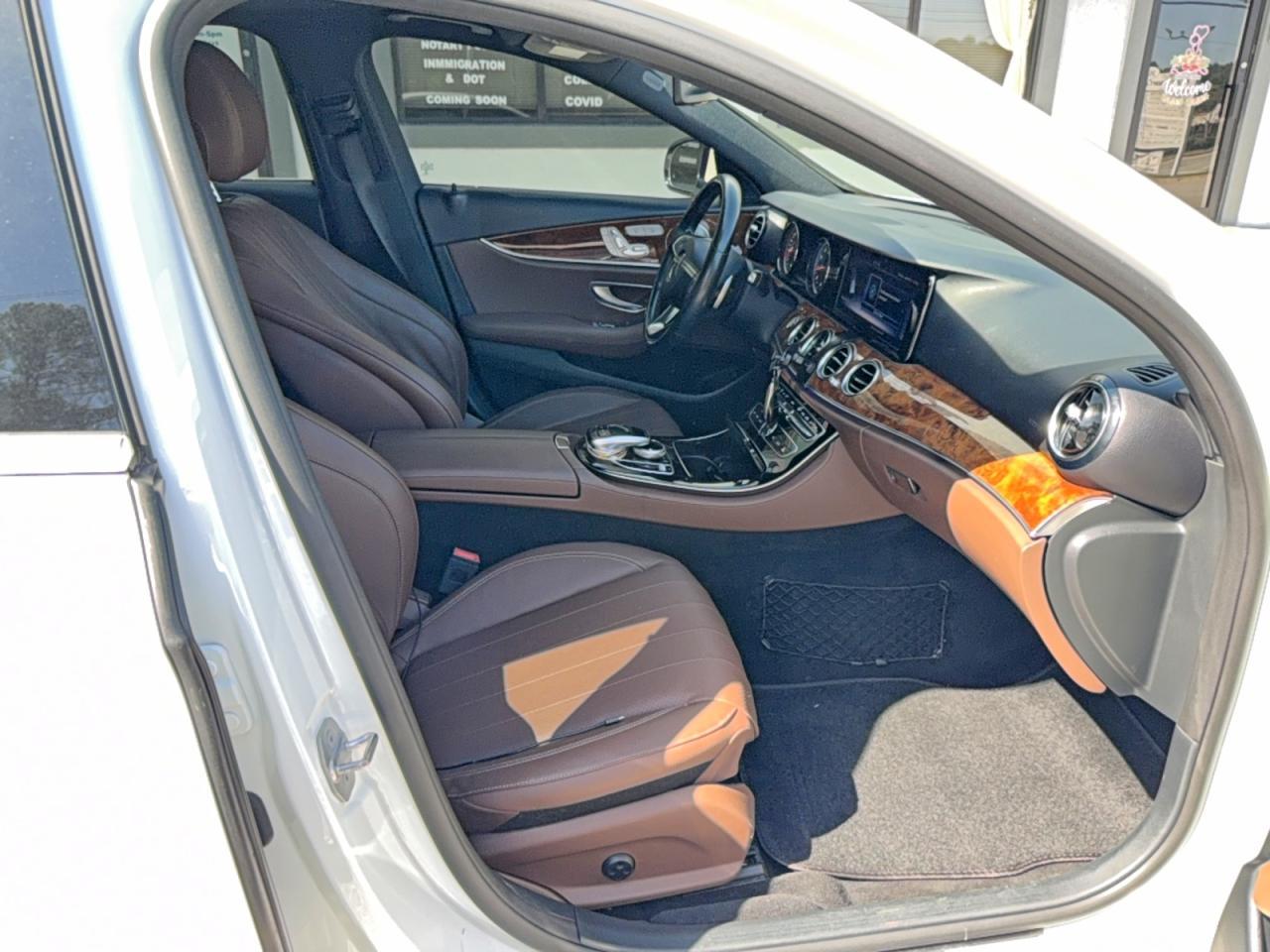 2017 Mercedes-Benz E 300 4Mat 4Matic - Image 5