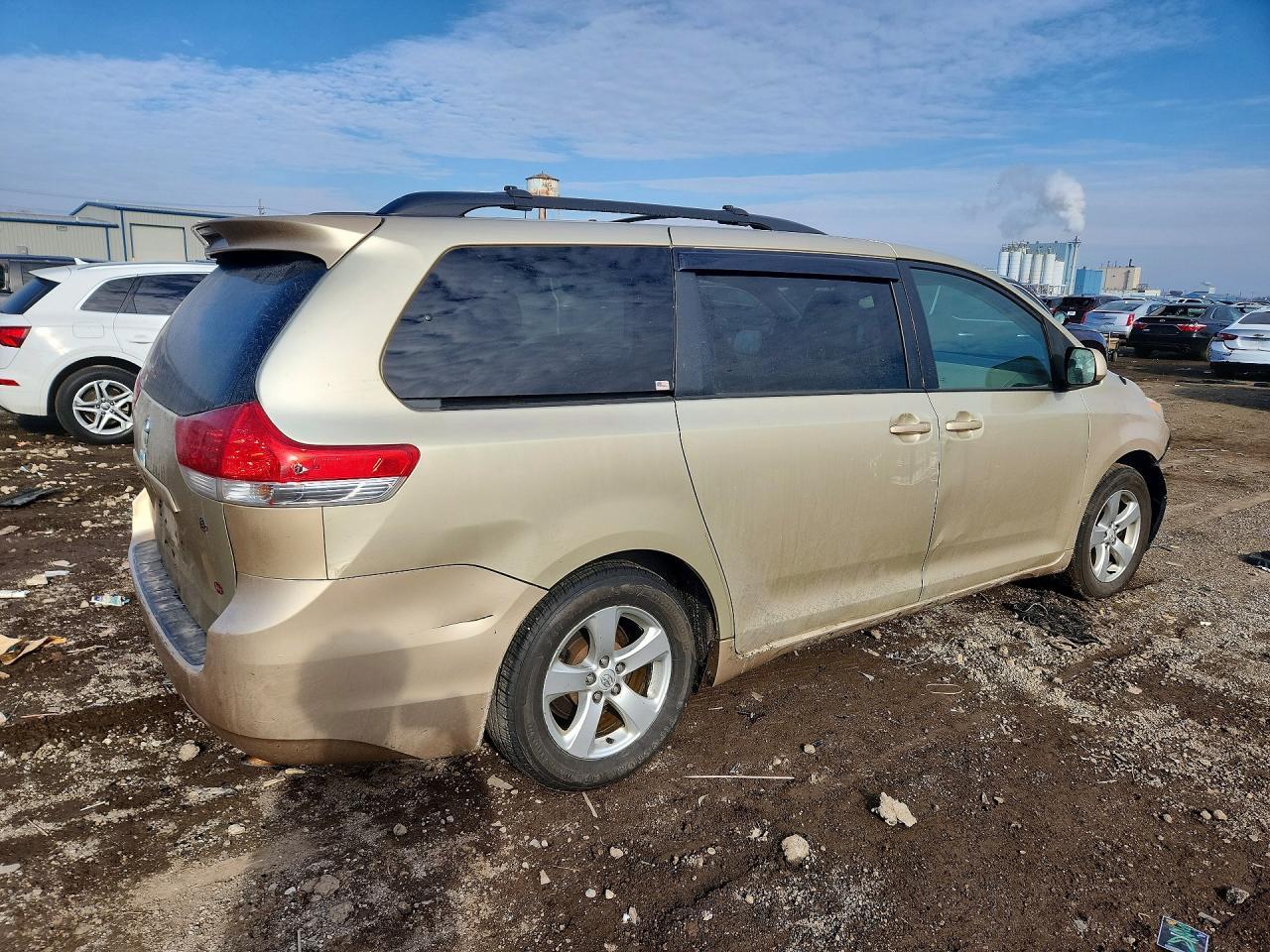 2014 Toyota Sienna Le 8-Passenger - Фото 3