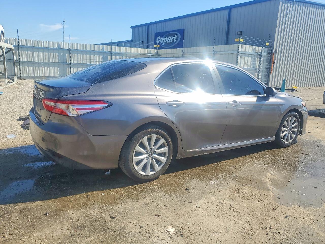 2018 Toyota Camry Le - Фото 3
