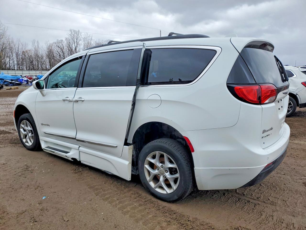 2017 Chrysler Pacifica Touring L - Image 2