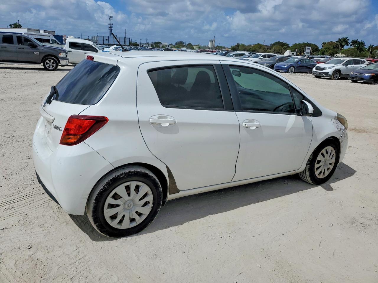 2017 Toyota Yaris 5-Door Le - Image 3