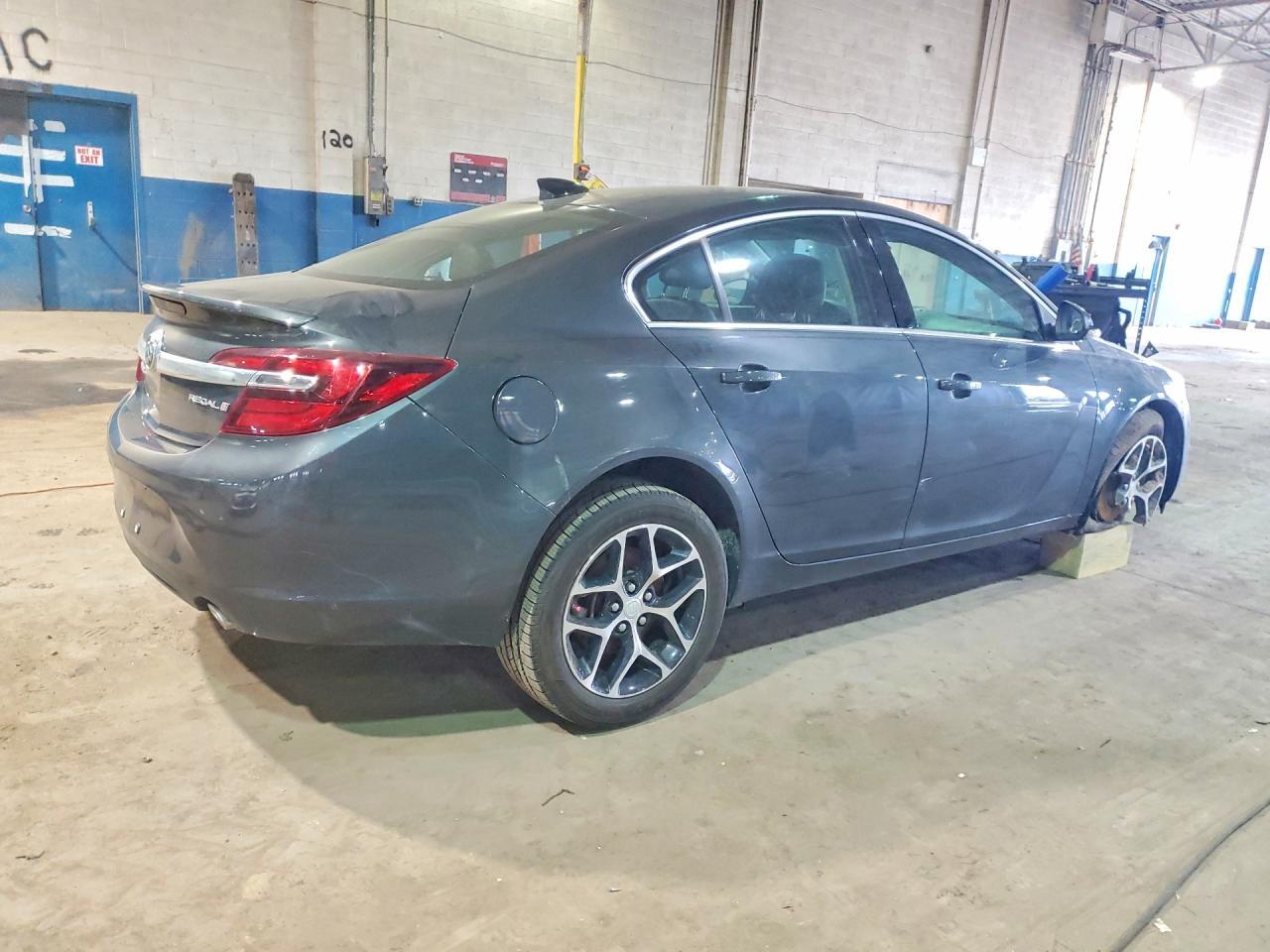 2017 Buick Regal Sport Touring - Image 3