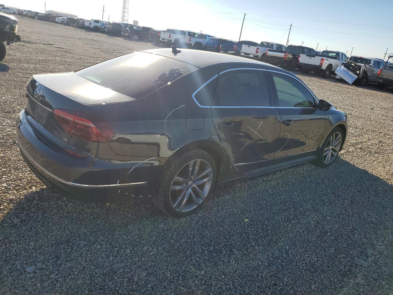 2017 Volkswagen Passat R-Line - Фото 3