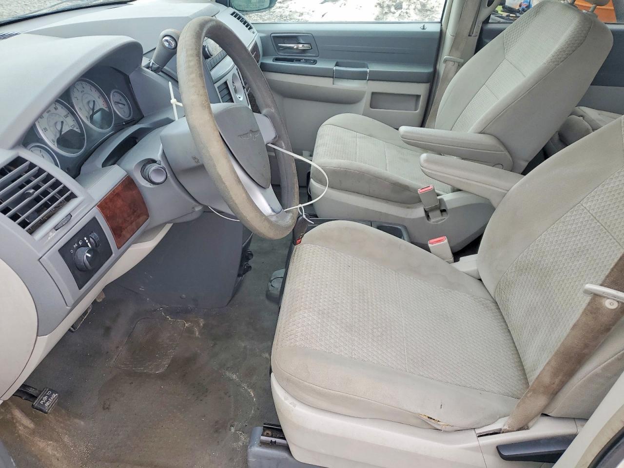 2010 Chrysler Town & Country - Фото 7