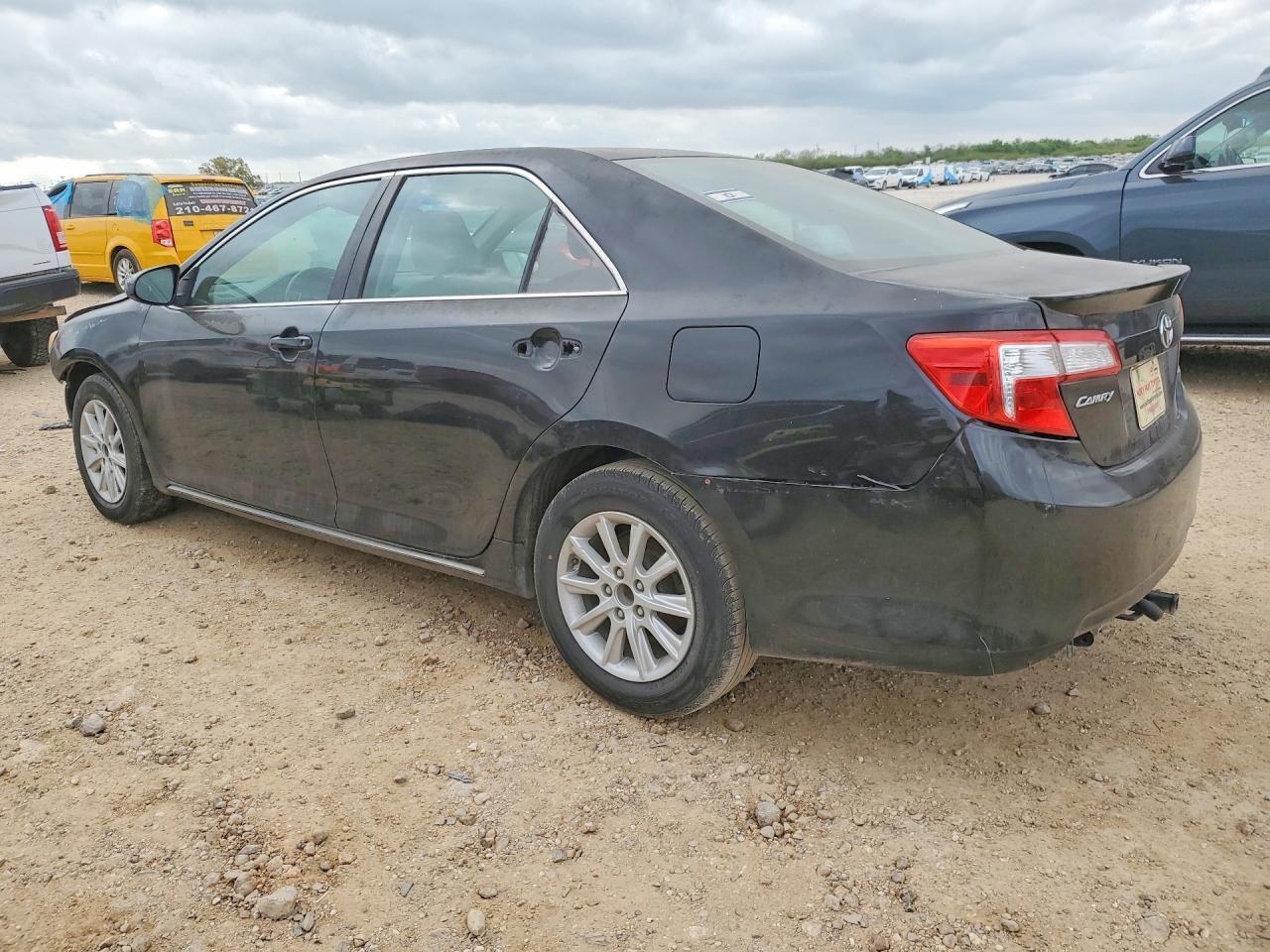 2012 Toyota Camry Le A - Фото 2