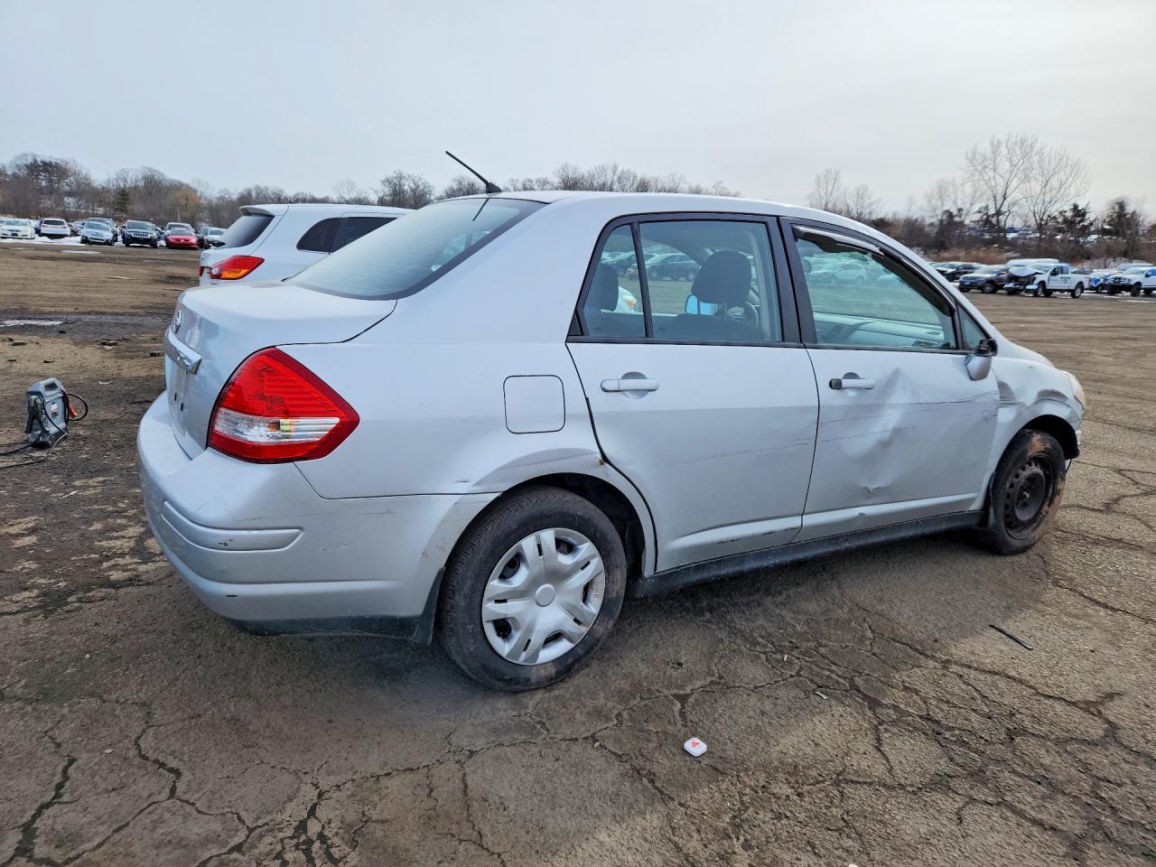 2011 Nissan Versa 1.8 S - Image 3