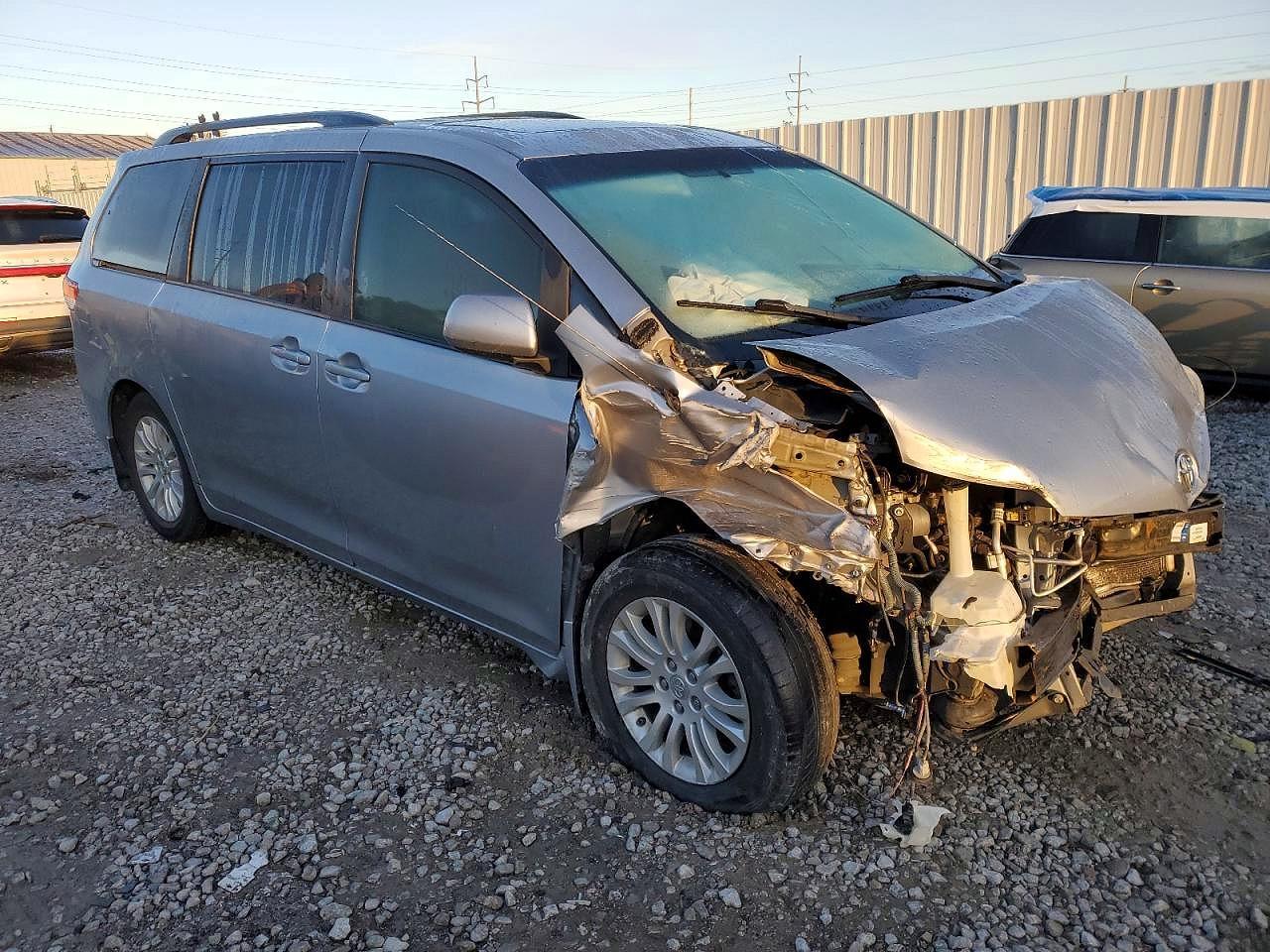 2013 Toyota Sienna Xle 8-Passenger - Фото 4