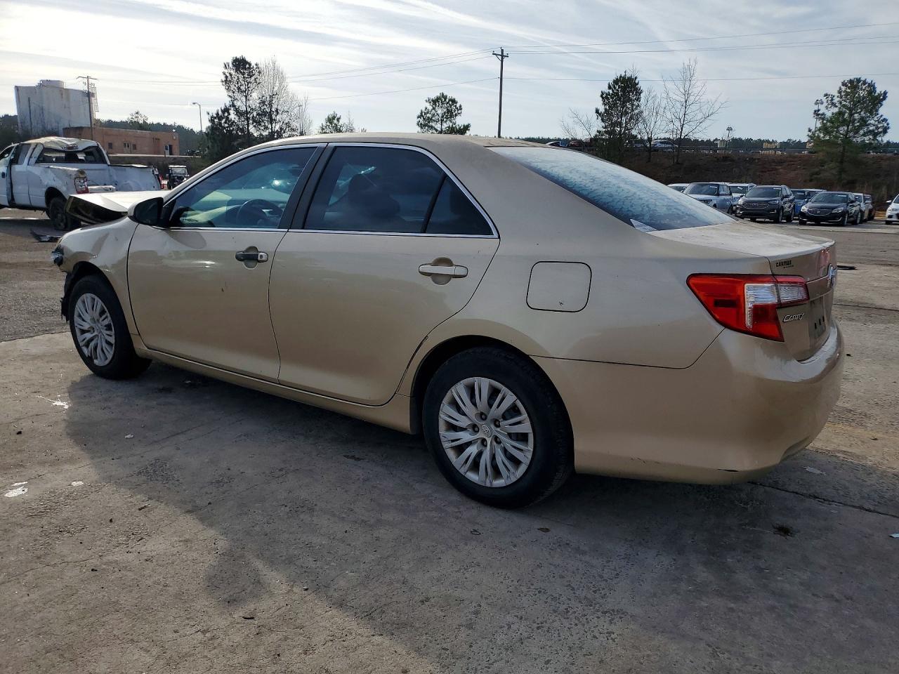 2012 Toyota Camry - Фото 2