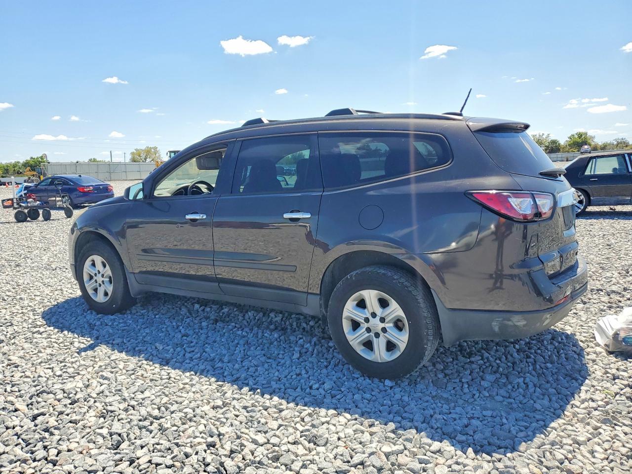 2017 Chevrolet Traverse Ls - Фото 2