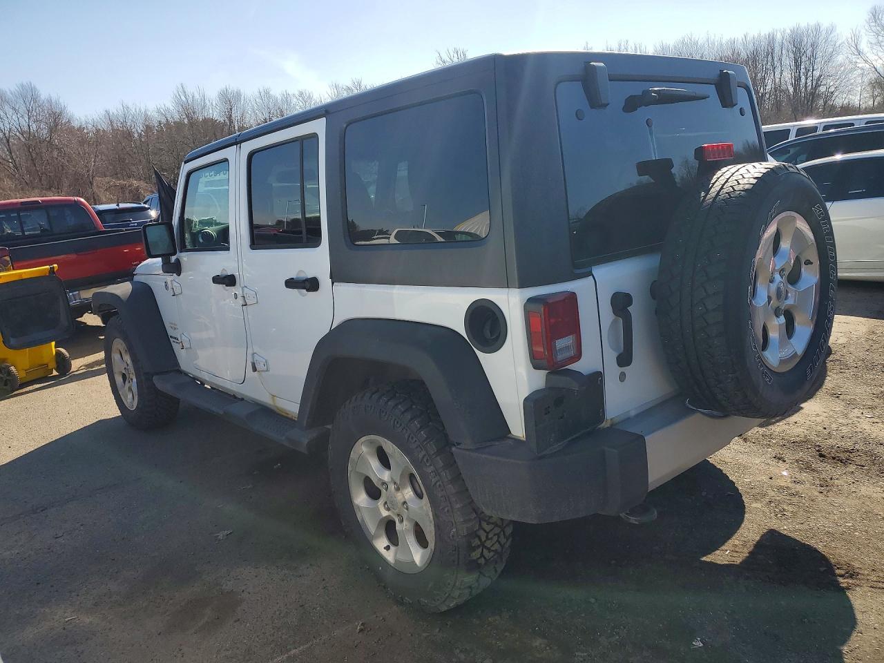 2015 Jeep Wrangler Unlimited Sahara - Фото 2