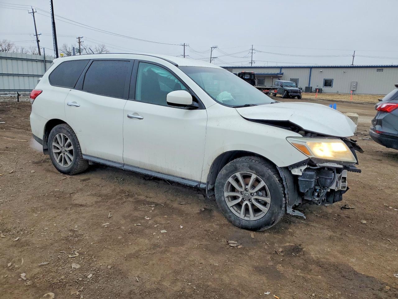2014 Nissan Pathfinder S - Image 4
