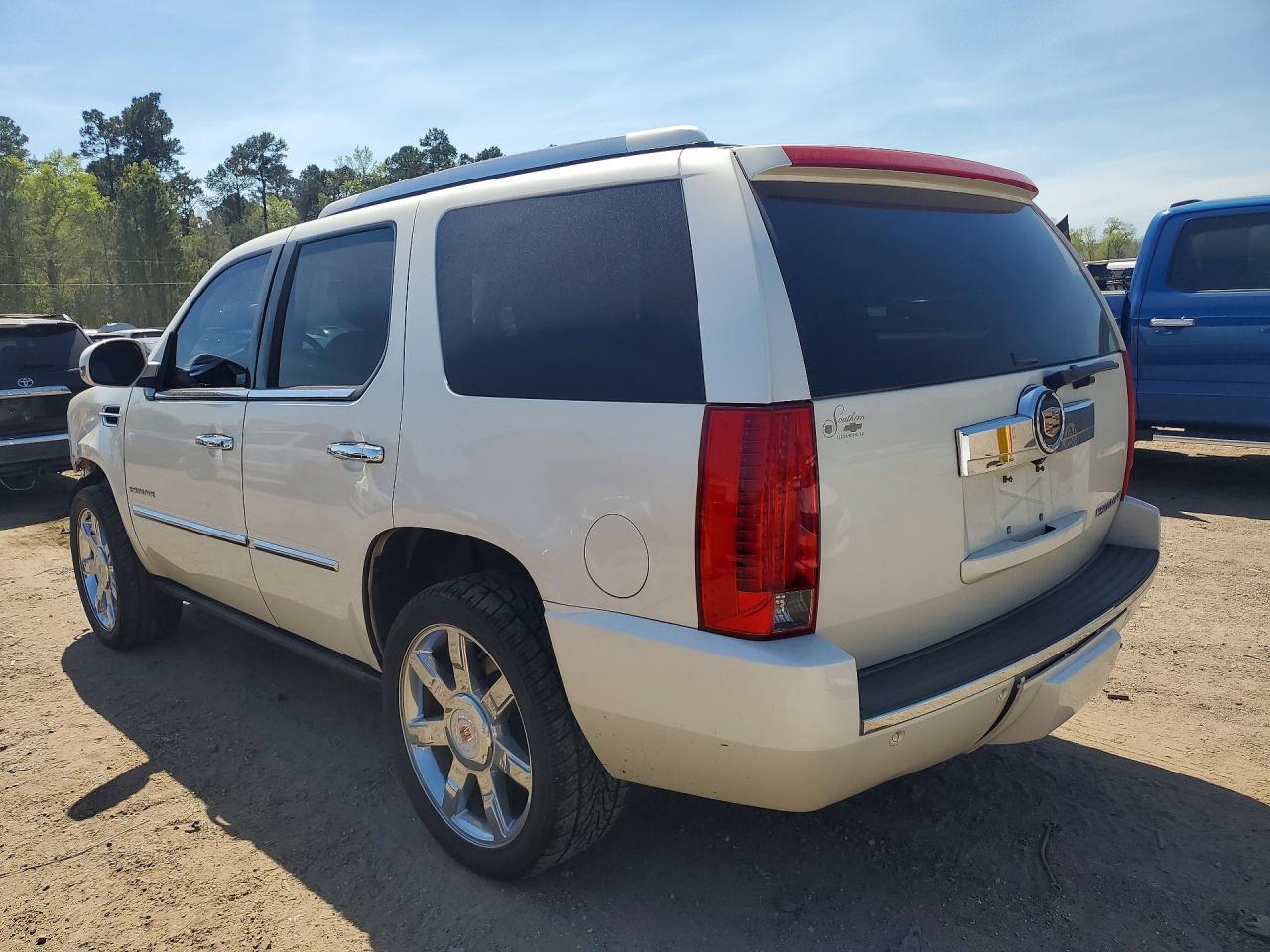 2014 Cadillac Escalade Luxury - Image 2