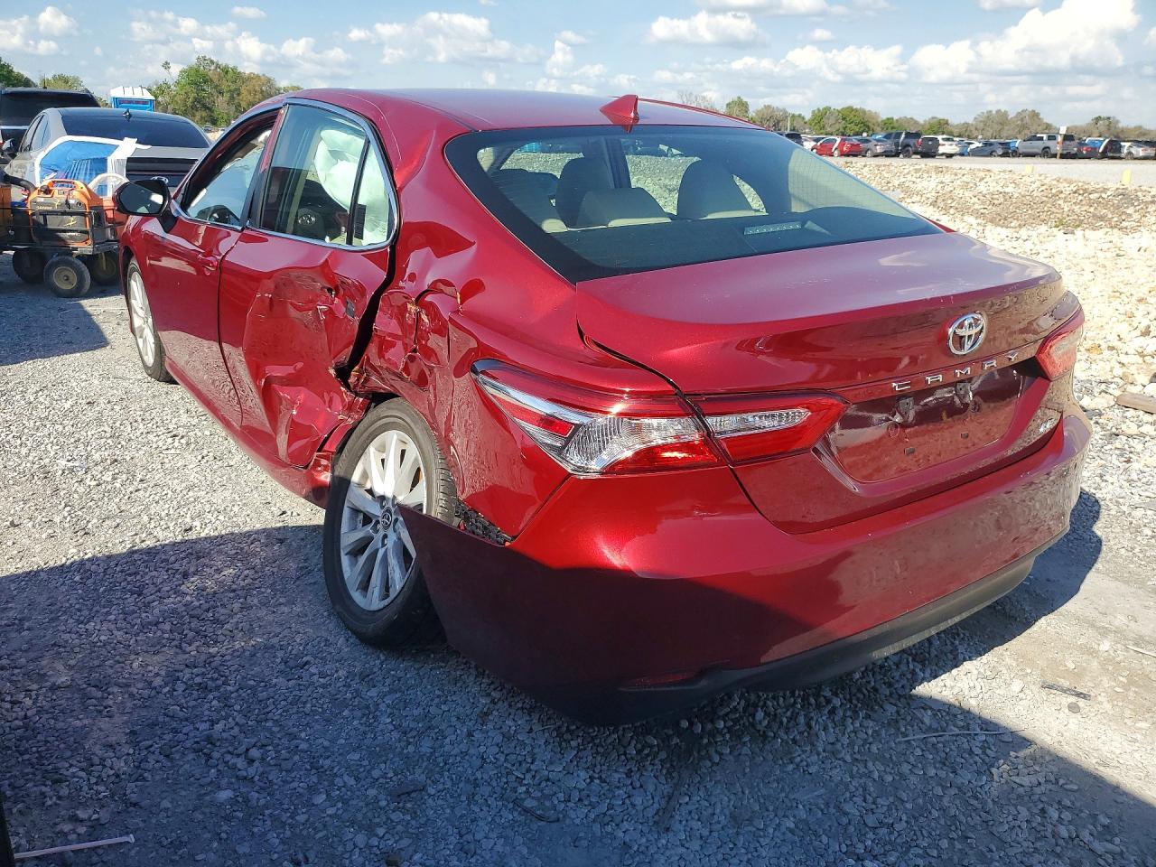 2020 Toyota Camry Le - Фото 2