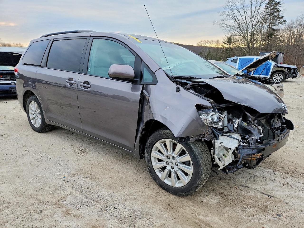 2013 Toyota Sienna Le 7-Passenger - Фото 4