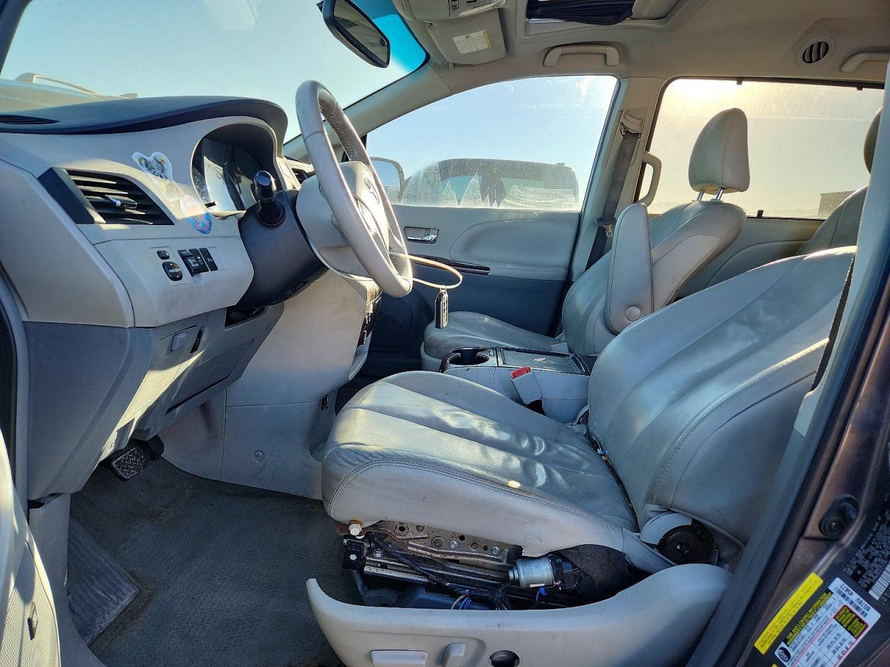 2012 Toyota Sienna Xle 8-Passenger - Фото 7