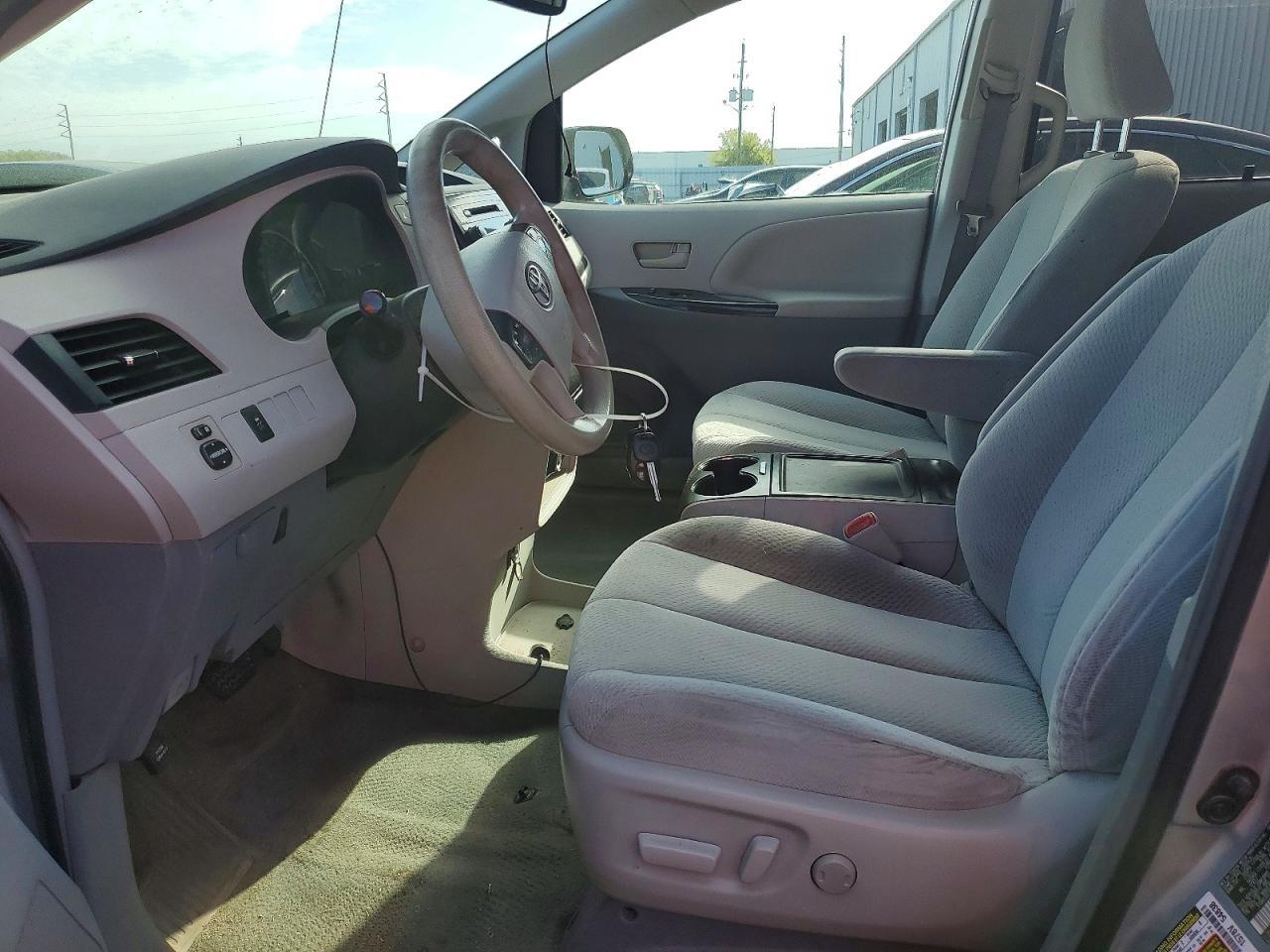 2014 Toyota Sienna Le 8-Passenger - Фото 7