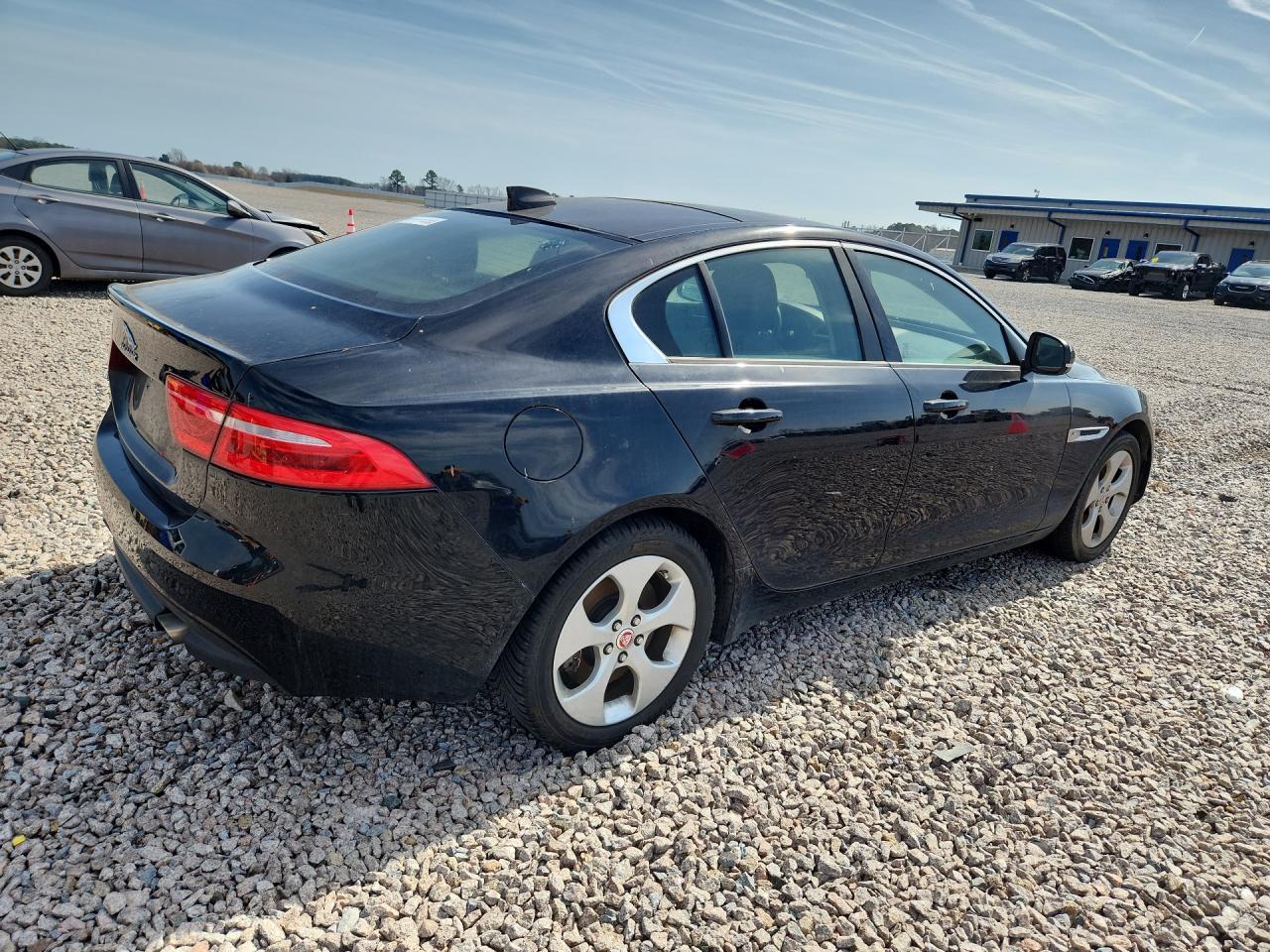 2018 Jaguar Xe - Фото 3