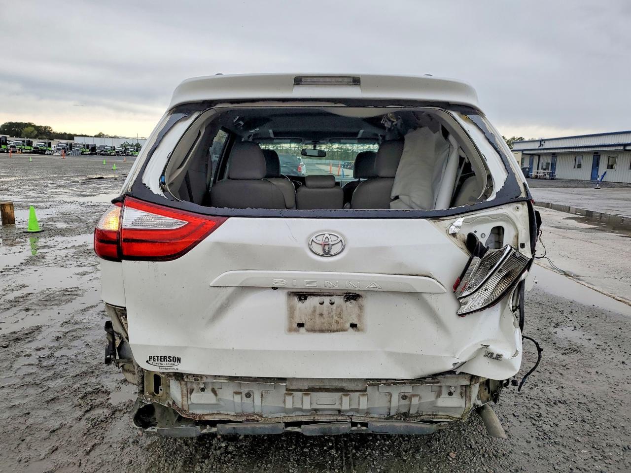 2015 Toyota Sienna Xle 8-Passenger - Image 6