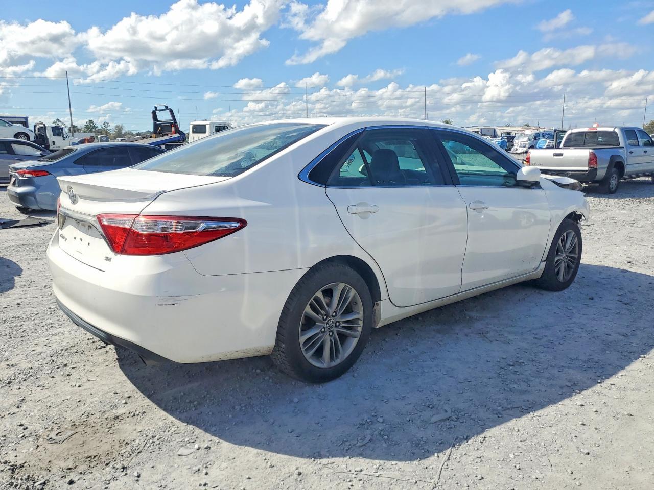 2016 Toyota Camry Se - Фото 3