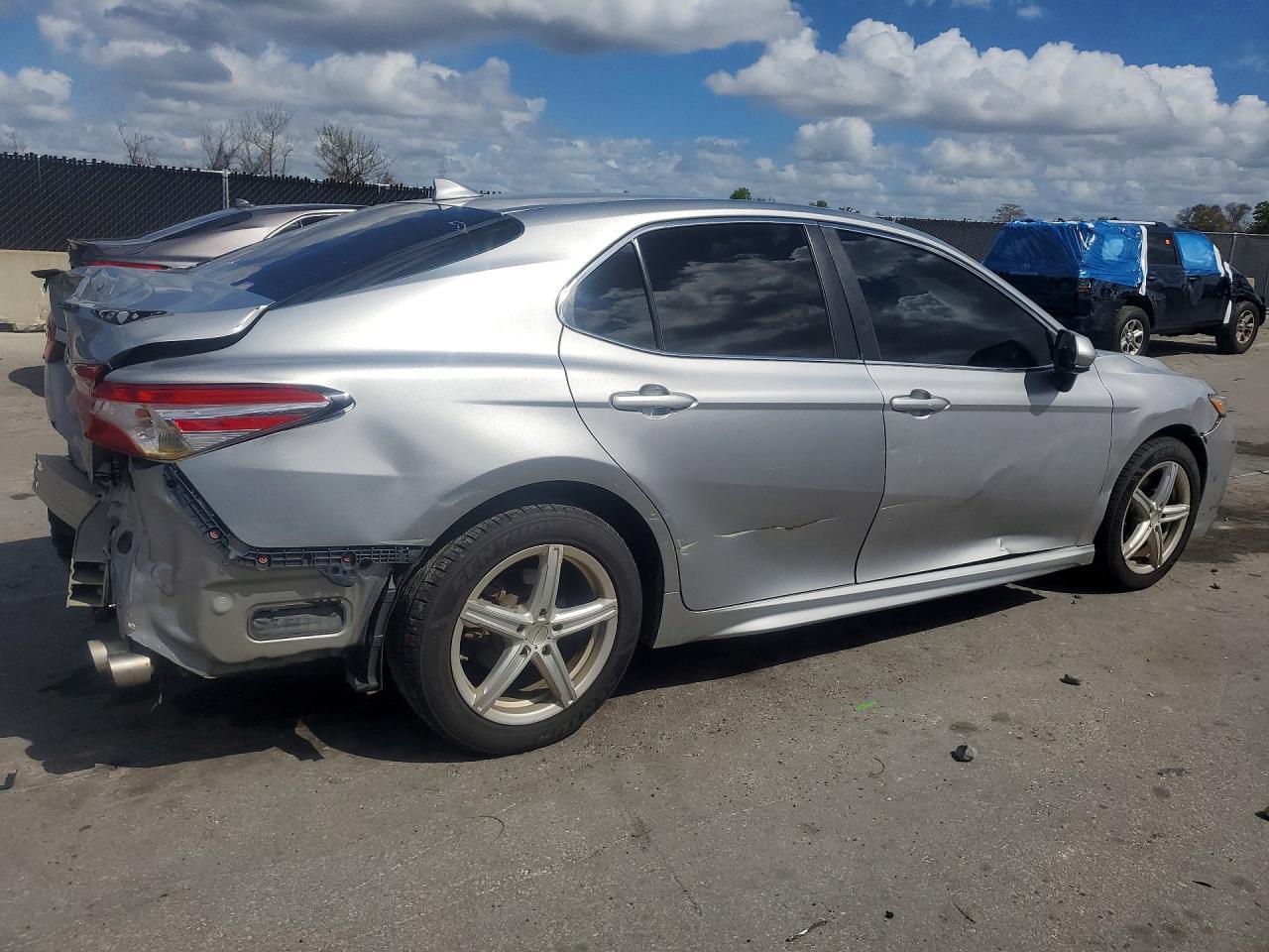 2020 Toyota Camry Se - Image 3