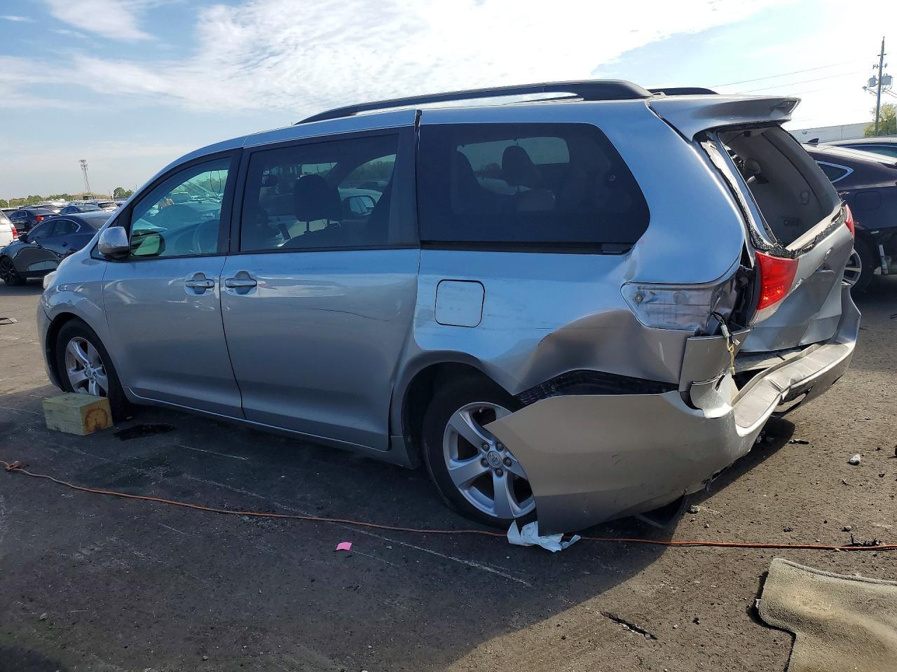 2014 Toyota Sienna Le 8-Passenger - Фото 2