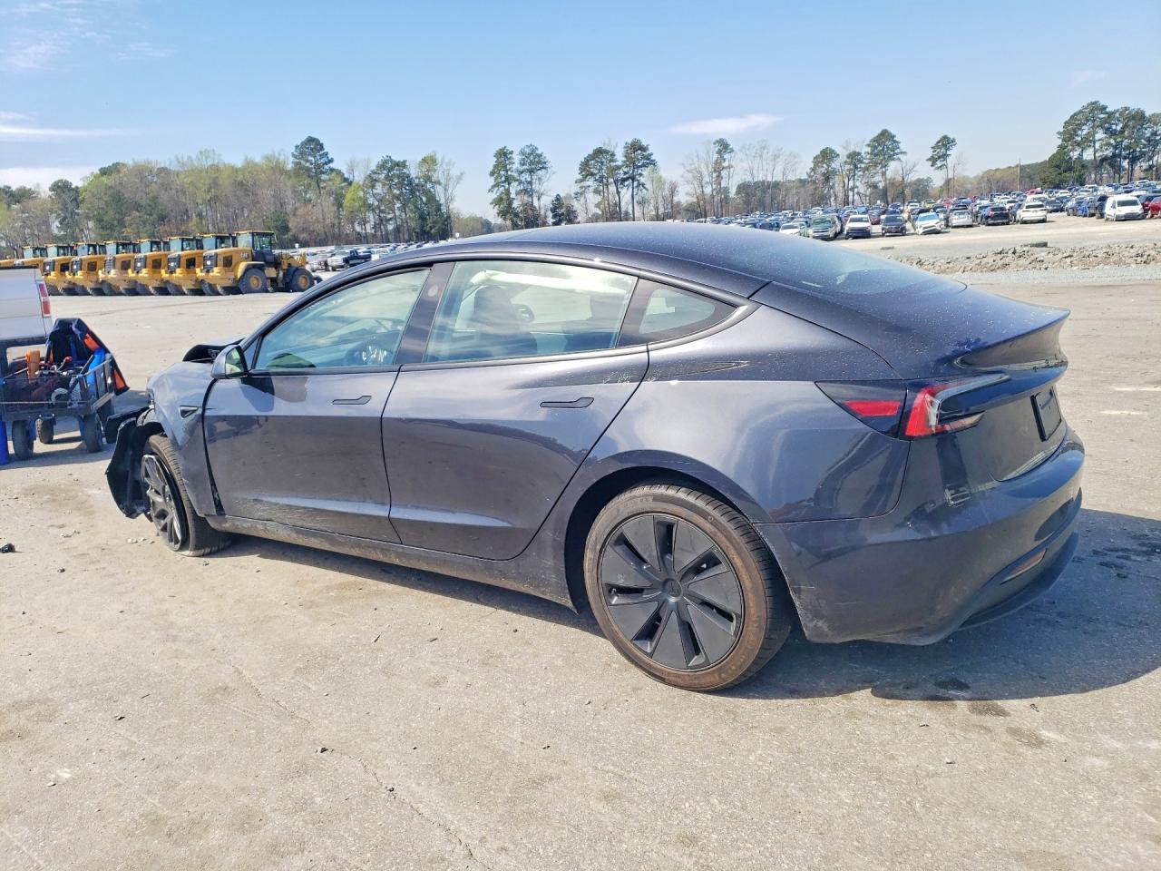 2026 Tesla Model 3 - Фото 2