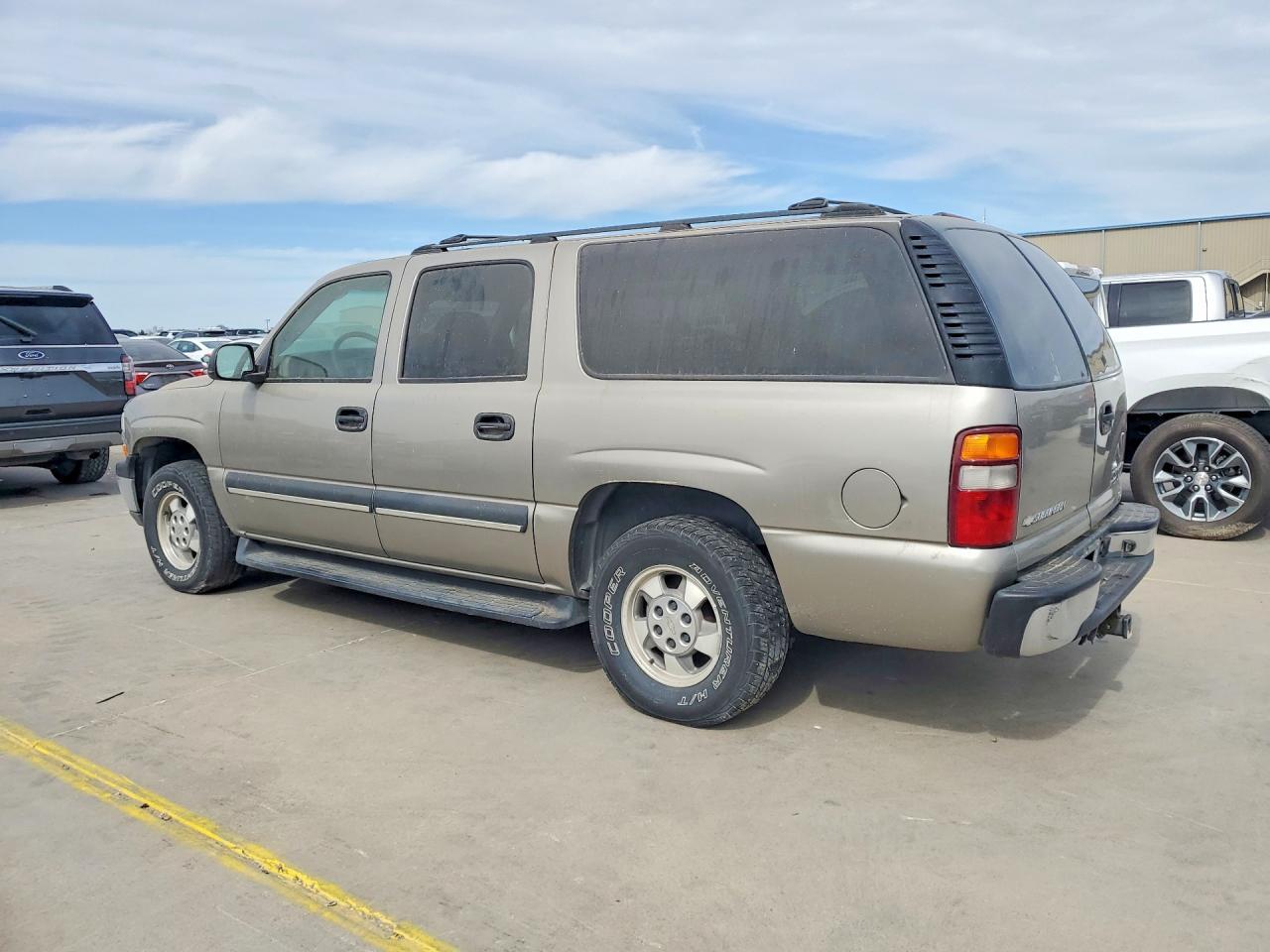 2003 Chevrolet Suburban - Фото 2