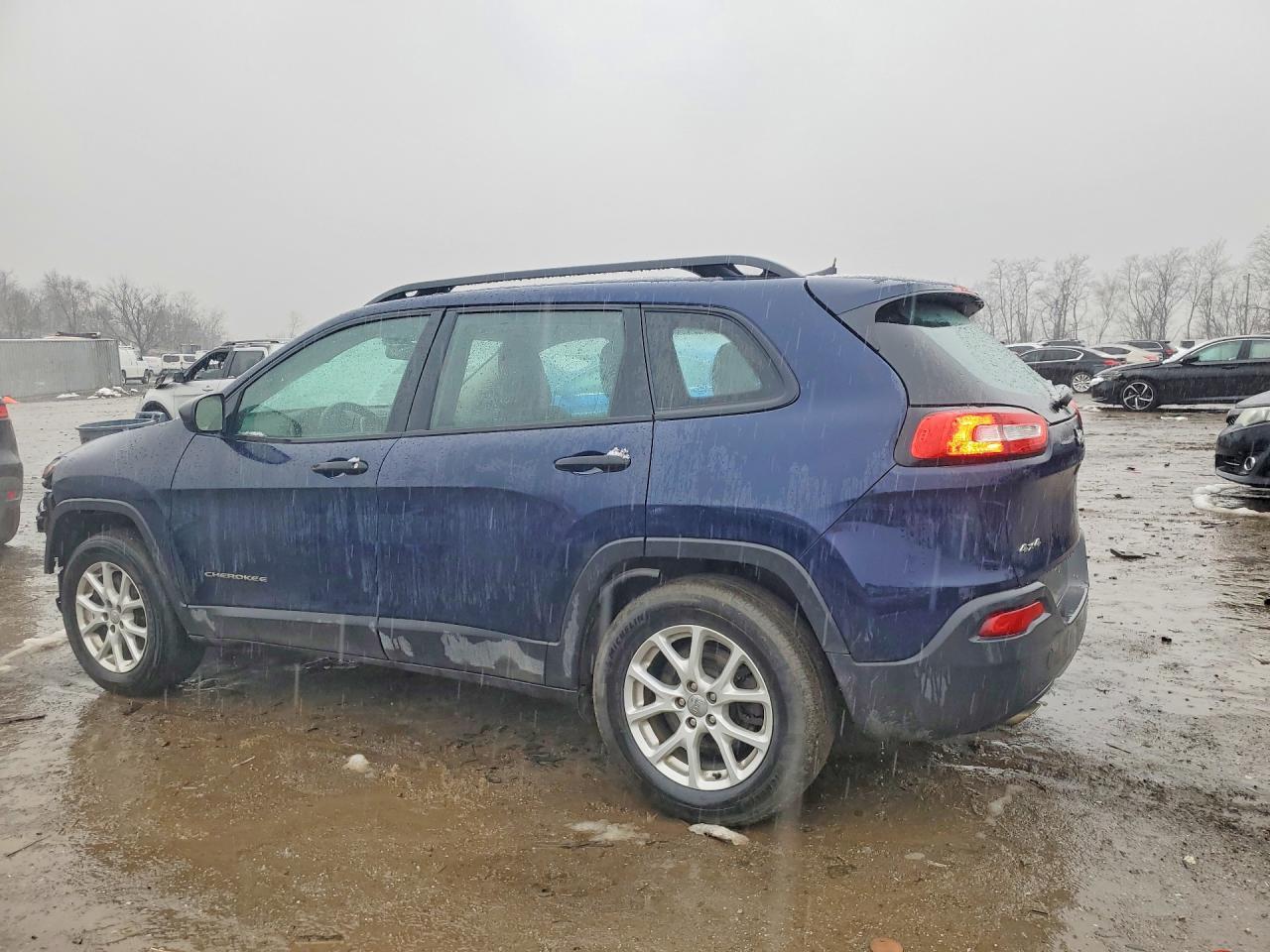 2016 Jeep Cherokee Sport - Фото 2