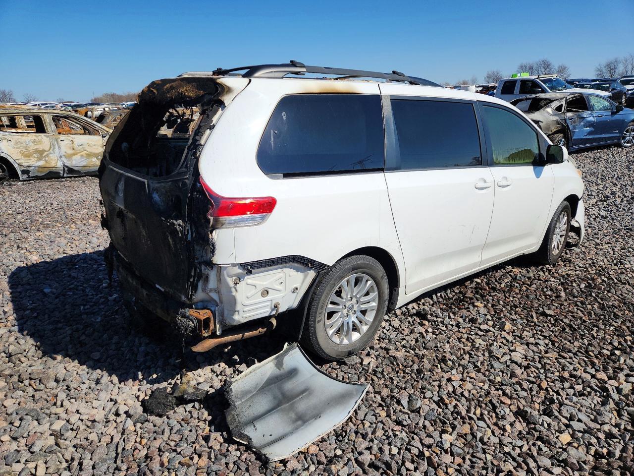 2014 Toyota Sienna Xle 8-Passenger - Image 3