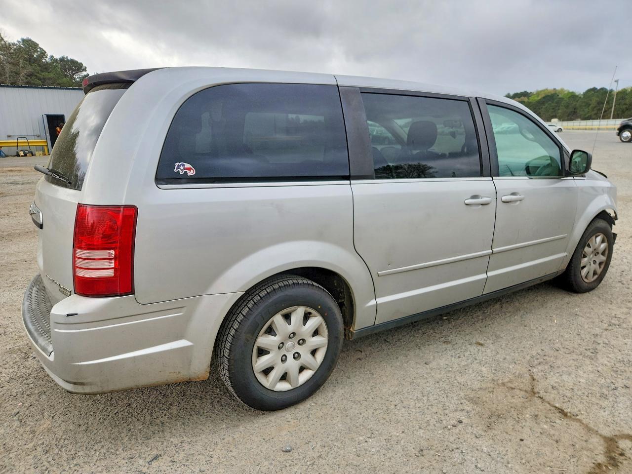 2009 Chrysler Town & Country Lx - Image 3