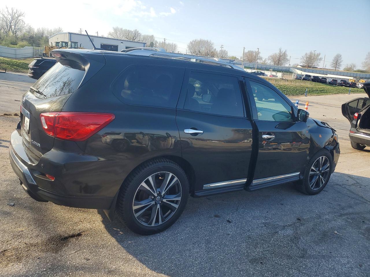 2017 Nissan Pathfinder Platinum - Image 3