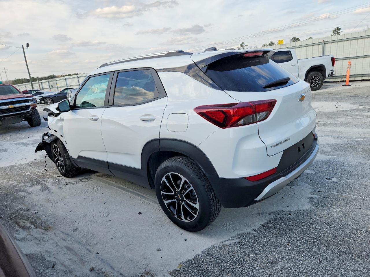 2025 Chevrolet Trailblazer Lt - Image 2
