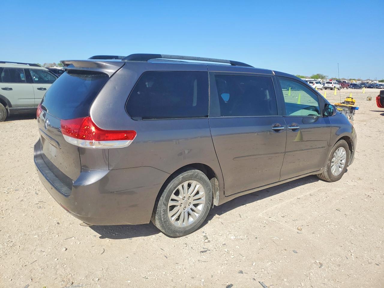 2014 Toyota Sienna Xle 8-Passenger - Фото 3