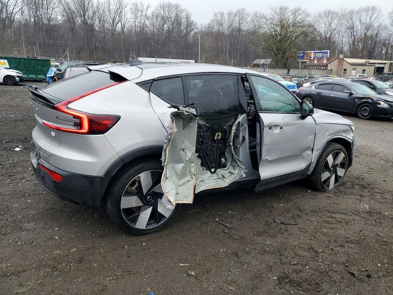 2024 Volvo C40 Recharge Ultimate - Image 3