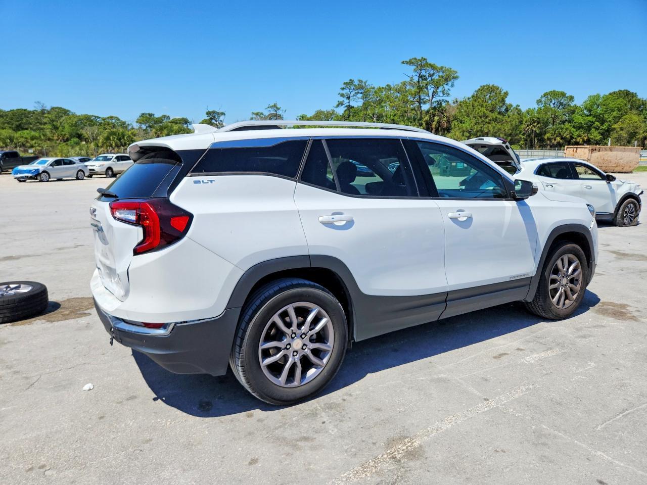 2023 GMC Terrain - Image 3