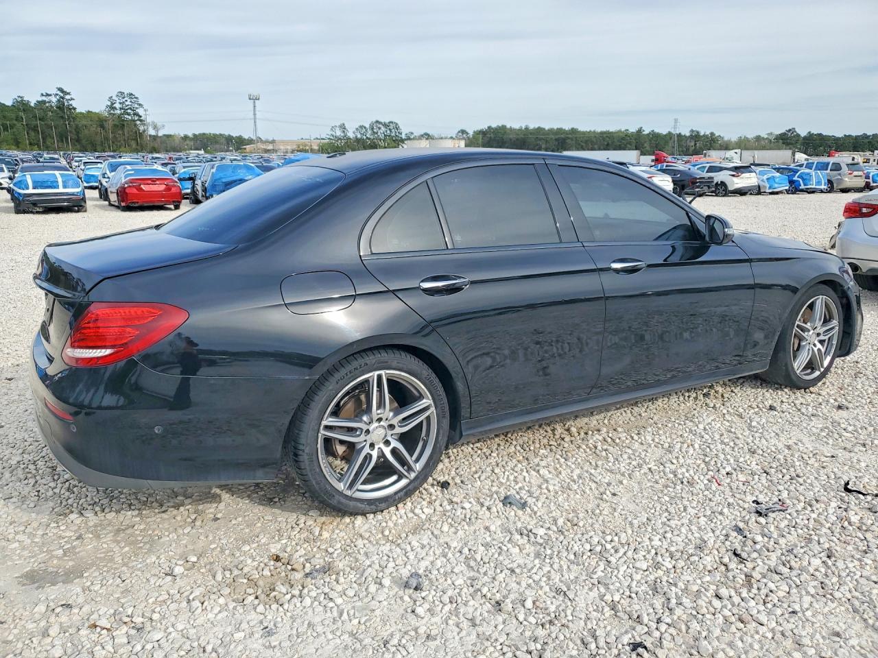 2017 Mercedes-Benz E 300 - Фото 3